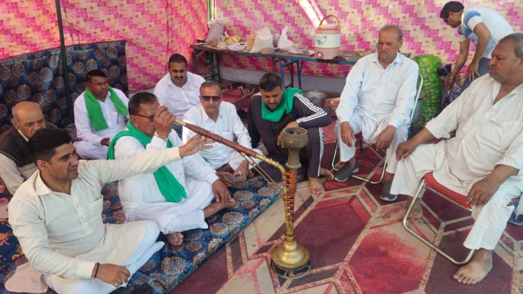 हुक्का गुड़गुड़ाया आंदोलन ने रफ्तार पकड़ी